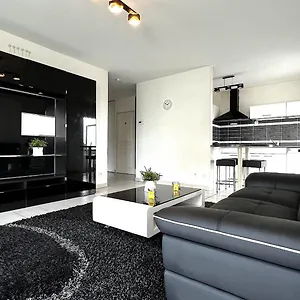 Homey Genius - à 100 M De La Douane/terrasse Privée Appartement